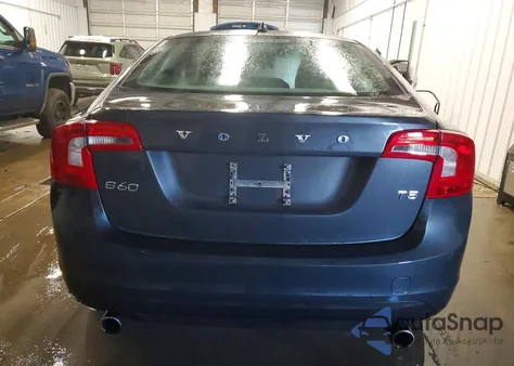 2013 Volvo S60 T5 z USA, uszkodzony, nr VIN YV1612FS4D2227109